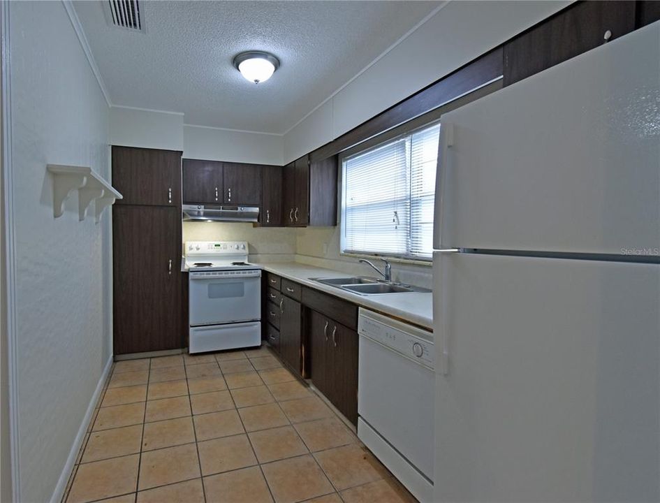 合同活跃: $1,650 (3 贝兹, 1 浴室, 1343 平方英尺)