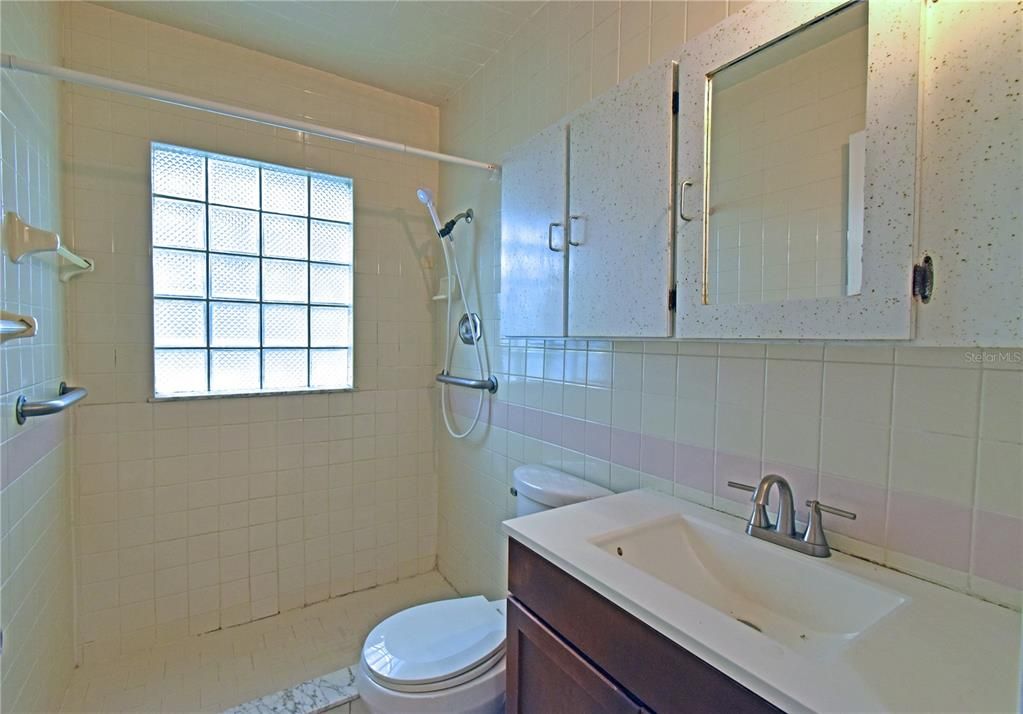 合同活跃: $1,650 (3 贝兹, 1 浴室, 1343 平方英尺)