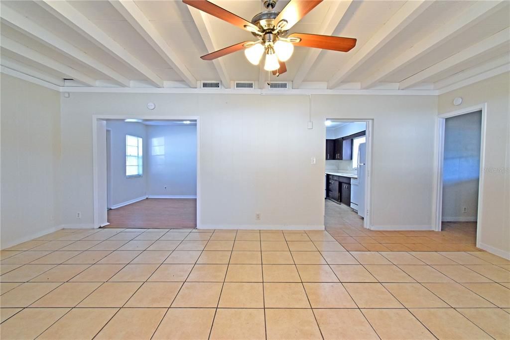 合同活跃: $1,650 (3 贝兹, 1 浴室, 1343 平方英尺)