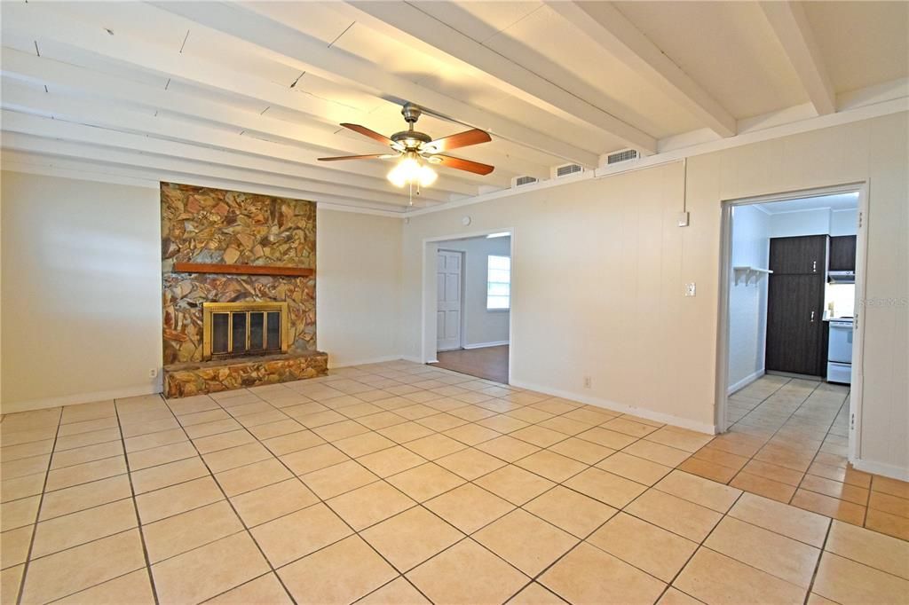 合同活跃: $1,650 (3 贝兹, 1 浴室, 1343 平方英尺)