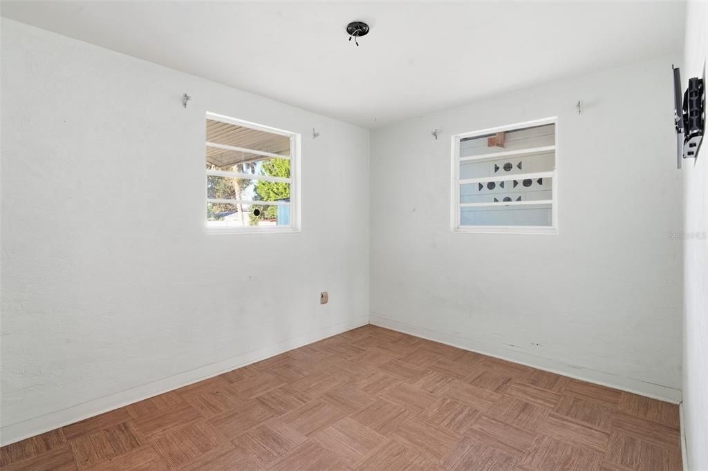 For Sale: $179,900 (3 beds, 2 baths, 944 Square Feet)