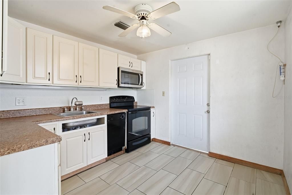 For Sale: $179,900 (3 beds, 2 baths, 944 Square Feet)