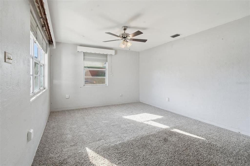 For Sale: $179,900 (3 beds, 2 baths, 944 Square Feet)