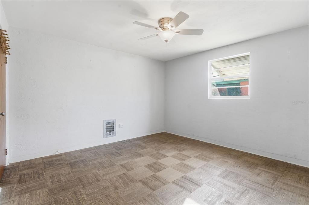 For Sale: $179,900 (3 beds, 2 baths, 944 Square Feet)