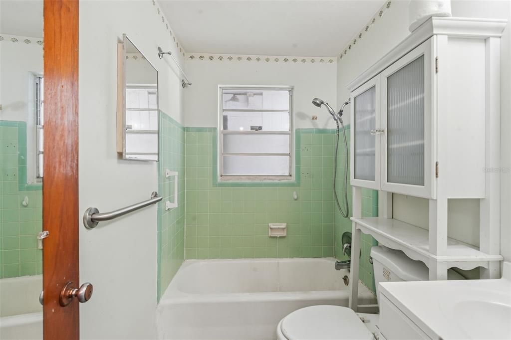 For Sale: $179,900 (3 beds, 2 baths, 944 Square Feet)