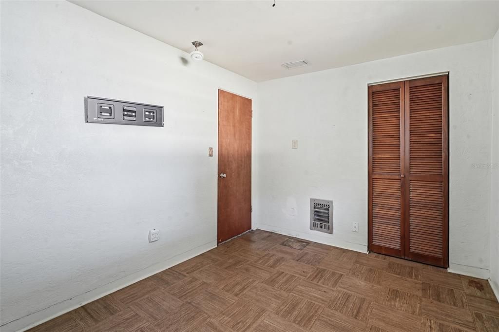 For Sale: $179,900 (3 beds, 2 baths, 944 Square Feet)