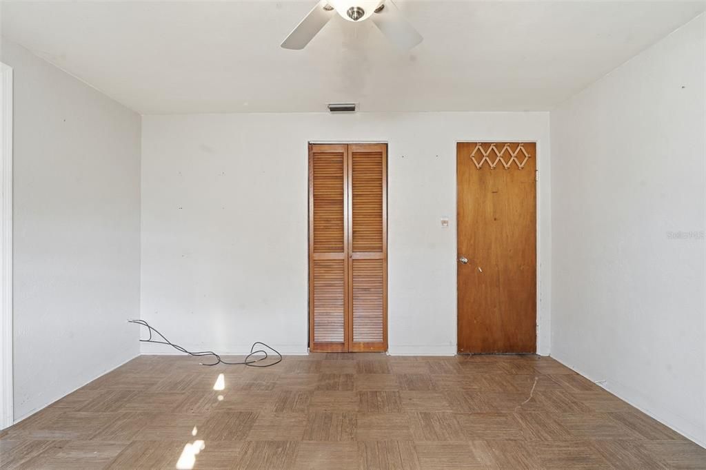 For Sale: $179,900 (3 beds, 2 baths, 944 Square Feet)