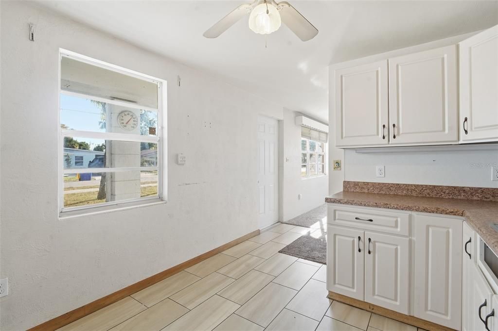 For Sale: $179,900 (3 beds, 2 baths, 944 Square Feet)
