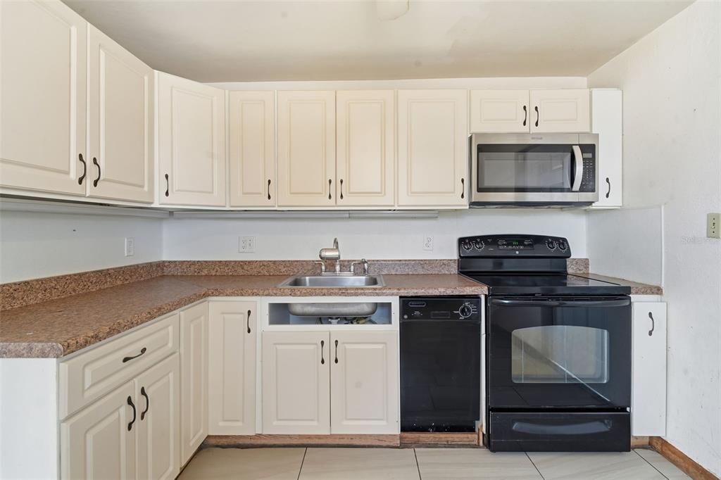 For Sale: $179,900 (3 beds, 2 baths, 944 Square Feet)