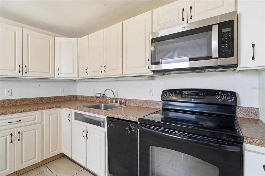 For Sale: $179,900 (3 beds, 2 baths, 944 Square Feet)