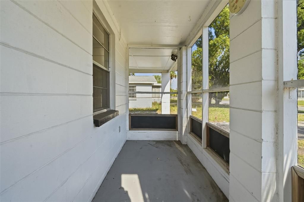 For Sale: $179,900 (3 beds, 2 baths, 944 Square Feet)