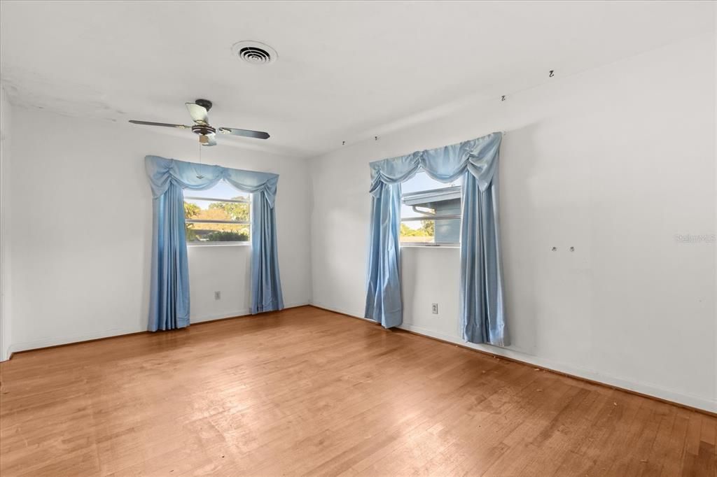 For Sale: $490,000 (4 beds, 2 baths, 2320 Square Feet)