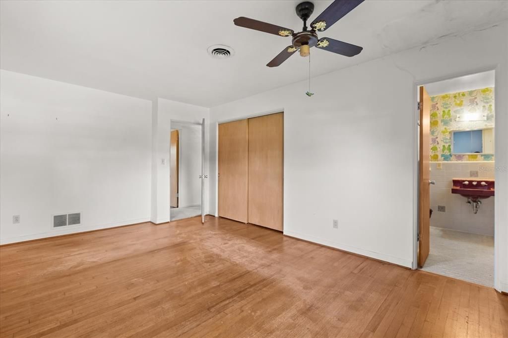 For Sale: $490,000 (4 beds, 2 baths, 2320 Square Feet)