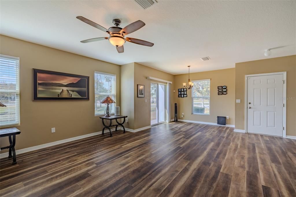 Activo con contrato: $233,000 (3 camas, 2 baños, 1594 Pies cuadrados)