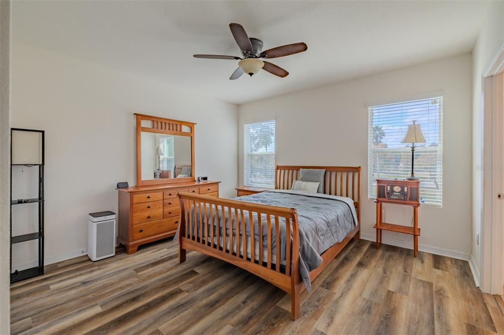 Activo con contrato: $233,000 (3 camas, 2 baños, 1594 Pies cuadrados)