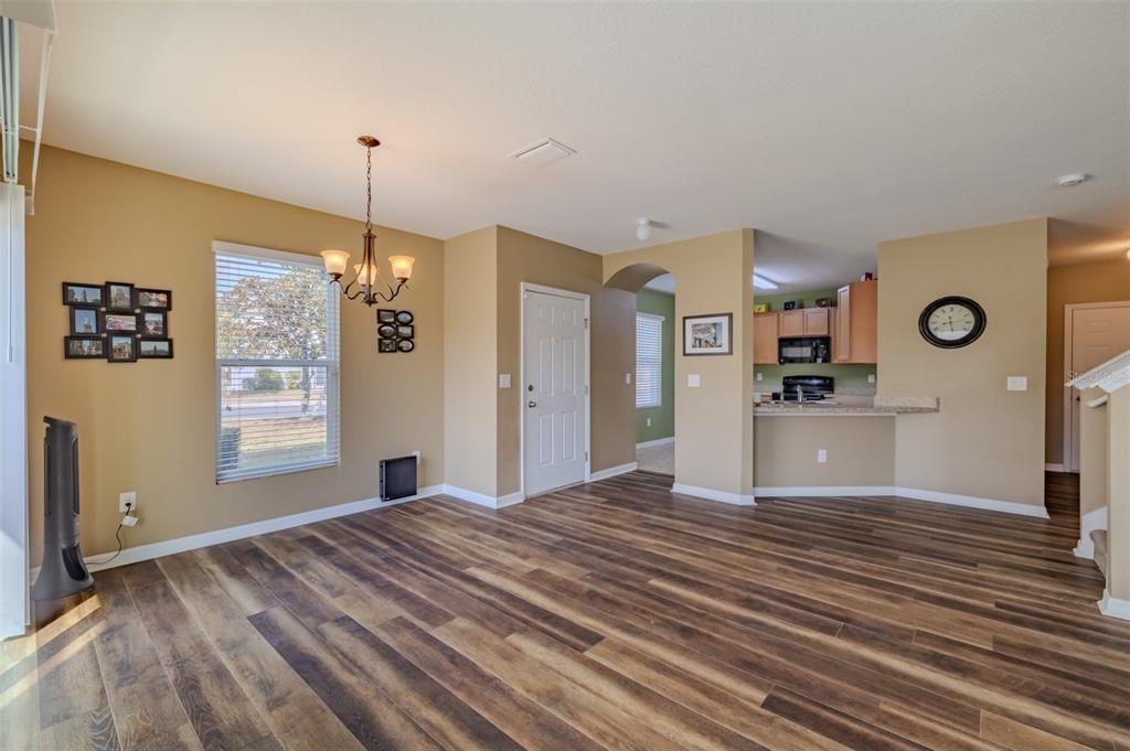 Activo con contrato: $233,000 (3 camas, 2 baños, 1594 Pies cuadrados)