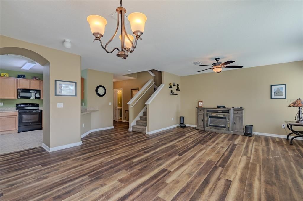 Activo con contrato: $233,000 (3 camas, 2 baños, 1594 Pies cuadrados)