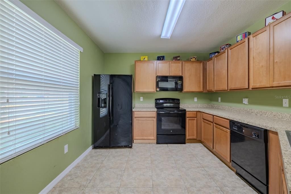 Activo con contrato: $233,000 (3 camas, 2 baños, 1594 Pies cuadrados)