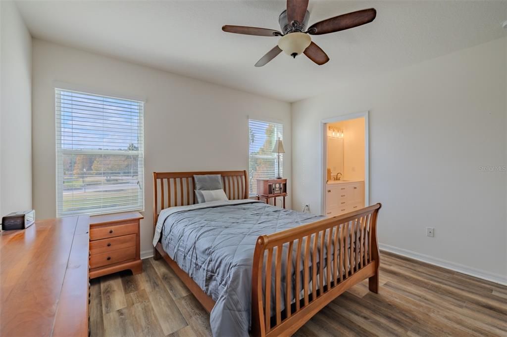 Activo con contrato: $233,000 (3 camas, 2 baños, 1594 Pies cuadrados)