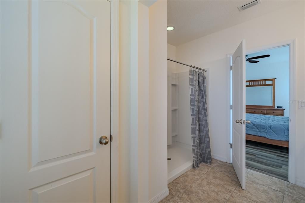 Activo con contrato: $233,000 (3 camas, 2 baños, 1594 Pies cuadrados)