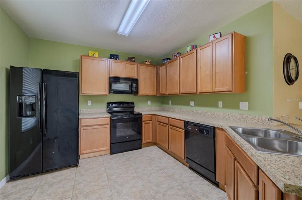 Activo con contrato: $233,000 (3 camas, 2 baños, 1594 Pies cuadrados)