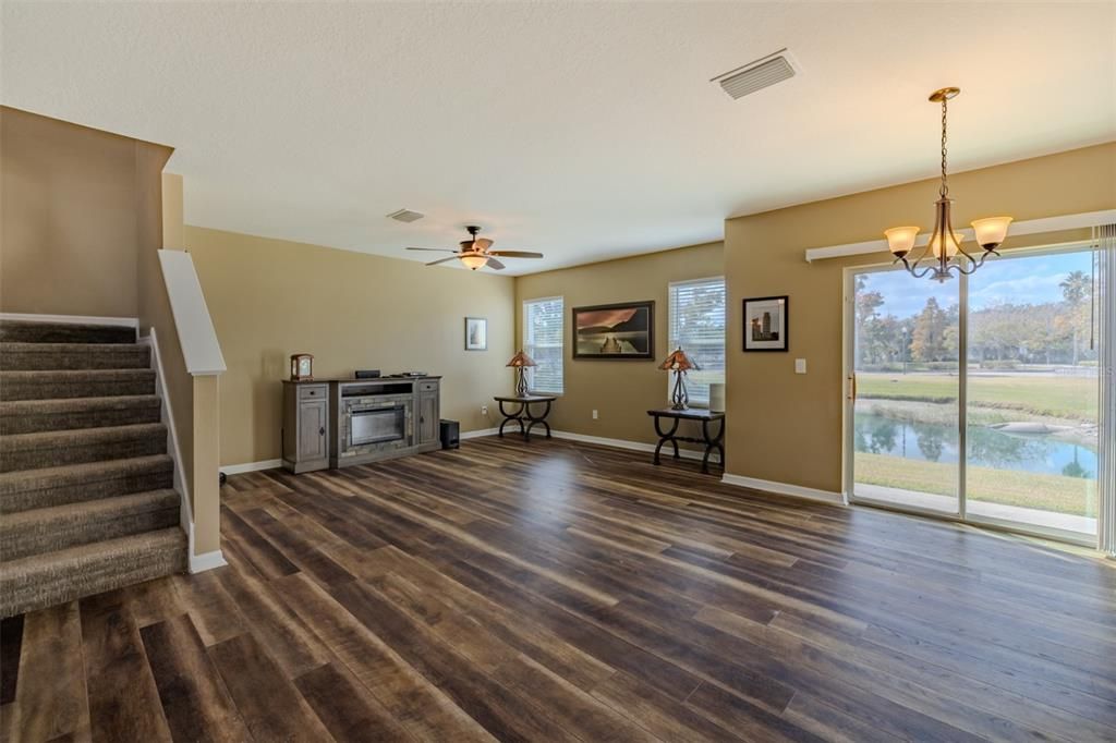 Activo con contrato: $233,000 (3 camas, 2 baños, 1594 Pies cuadrados)