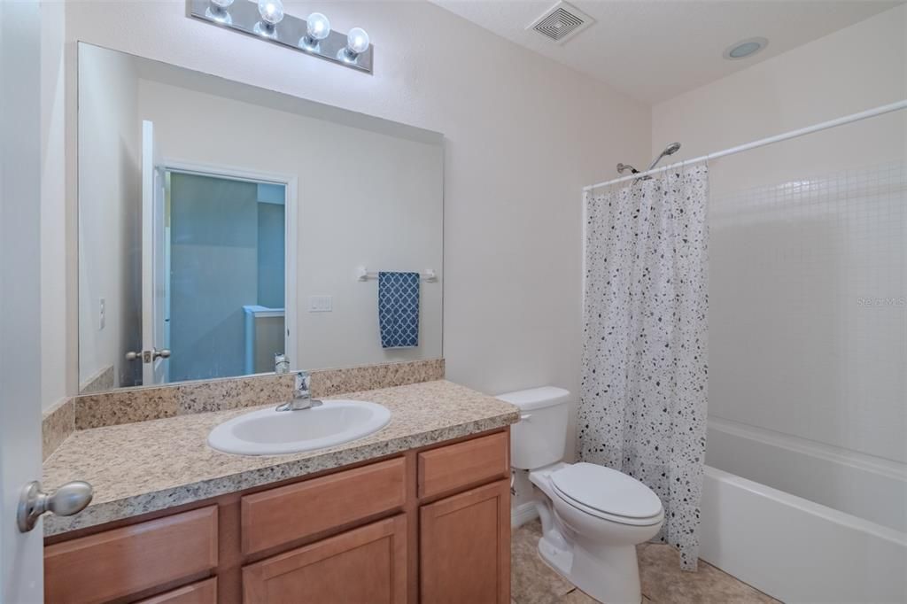 Activo con contrato: $233,000 (3 camas, 2 baños, 1594 Pies cuadrados)