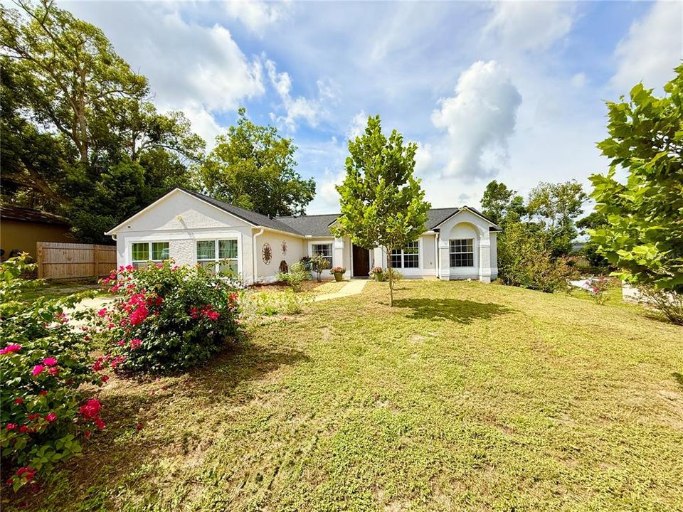 合同活跃: $299,999 (4 贝兹, 2 浴室, 1986 平方英尺)