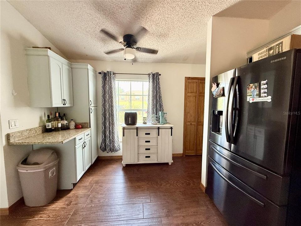 合同活跃: $299,999 (4 贝兹, 2 浴室, 1986 平方英尺)