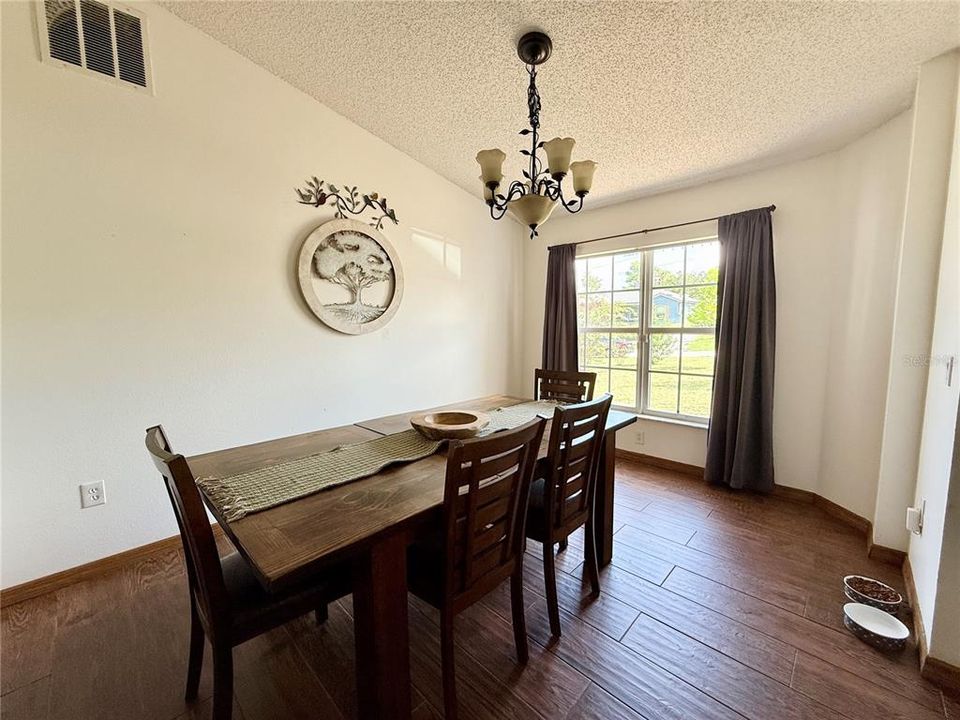 合同活跃: $299,999 (4 贝兹, 2 浴室, 1986 平方英尺)