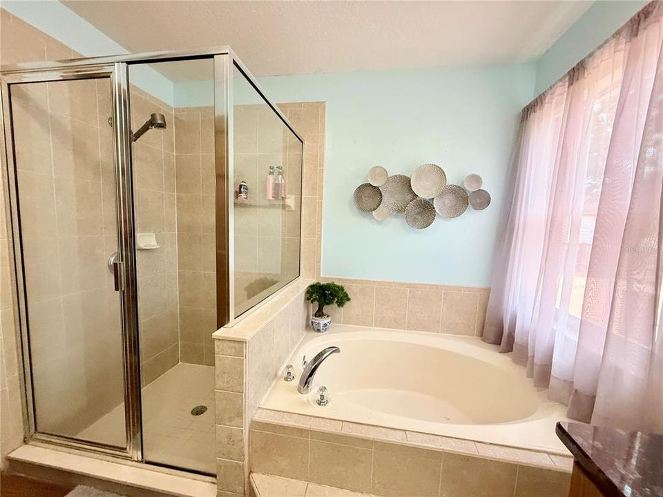 合同活跃: $299,999 (4 贝兹, 2 浴室, 1986 平方英尺)