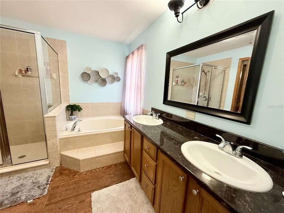 合同活跃: $299,999 (4 贝兹, 2 浴室, 1986 平方英尺)