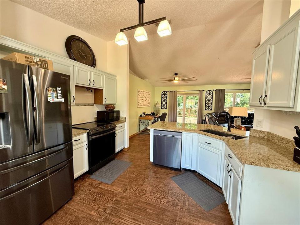 合同活跃: $299,999 (4 贝兹, 2 浴室, 1986 平方英尺)