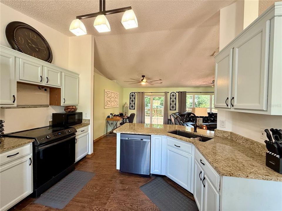 合同活跃: $299,999 (4 贝兹, 2 浴室, 1986 平方英尺)