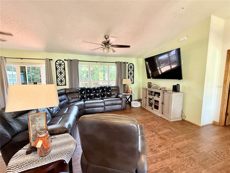 合同活跃: $299,999 (4 贝兹, 2 浴室, 1986 平方英尺)