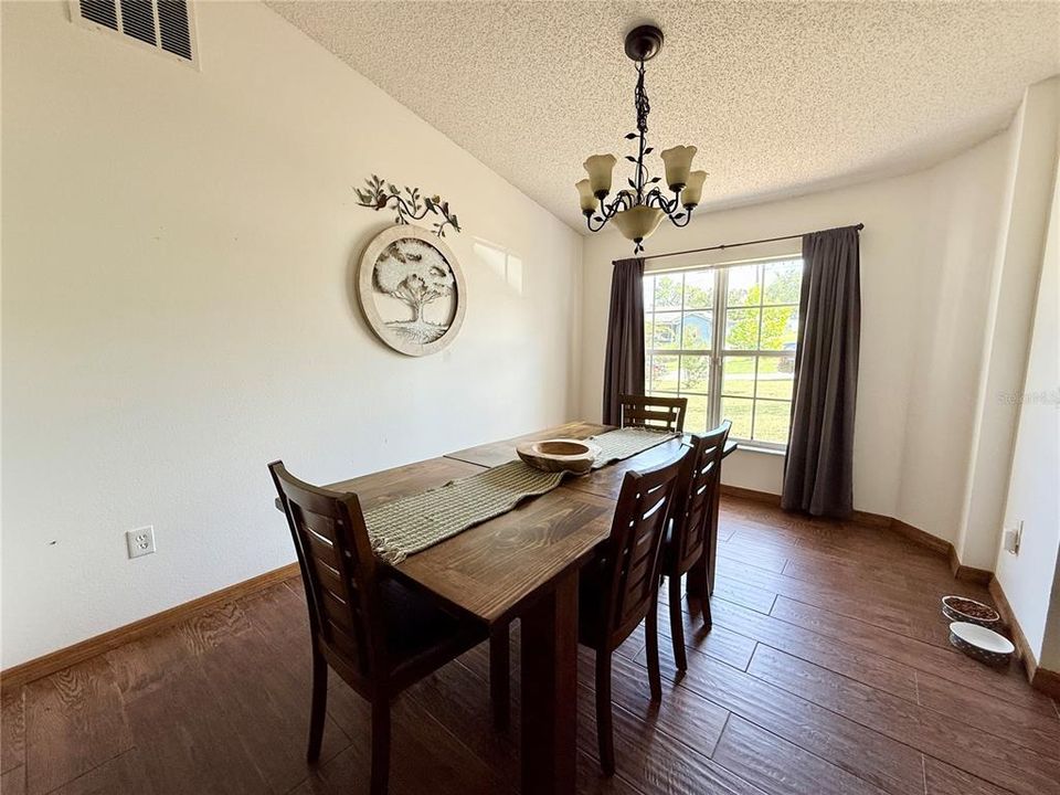 合同活跃: $299,999 (4 贝兹, 2 浴室, 1986 平方英尺)