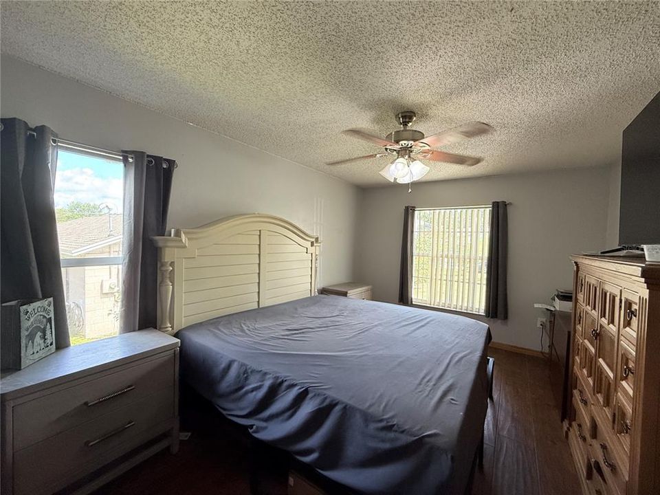 合同活跃: $299,999 (4 贝兹, 2 浴室, 1986 平方英尺)