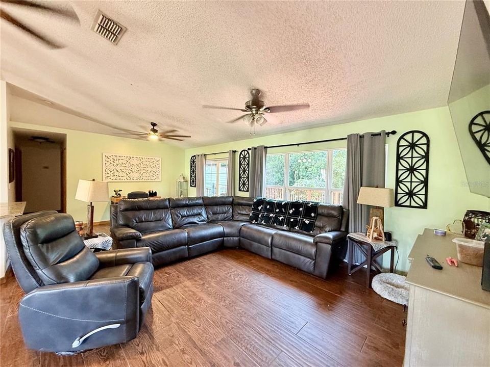 合同活跃: $299,999 (4 贝兹, 2 浴室, 1986 平方英尺)