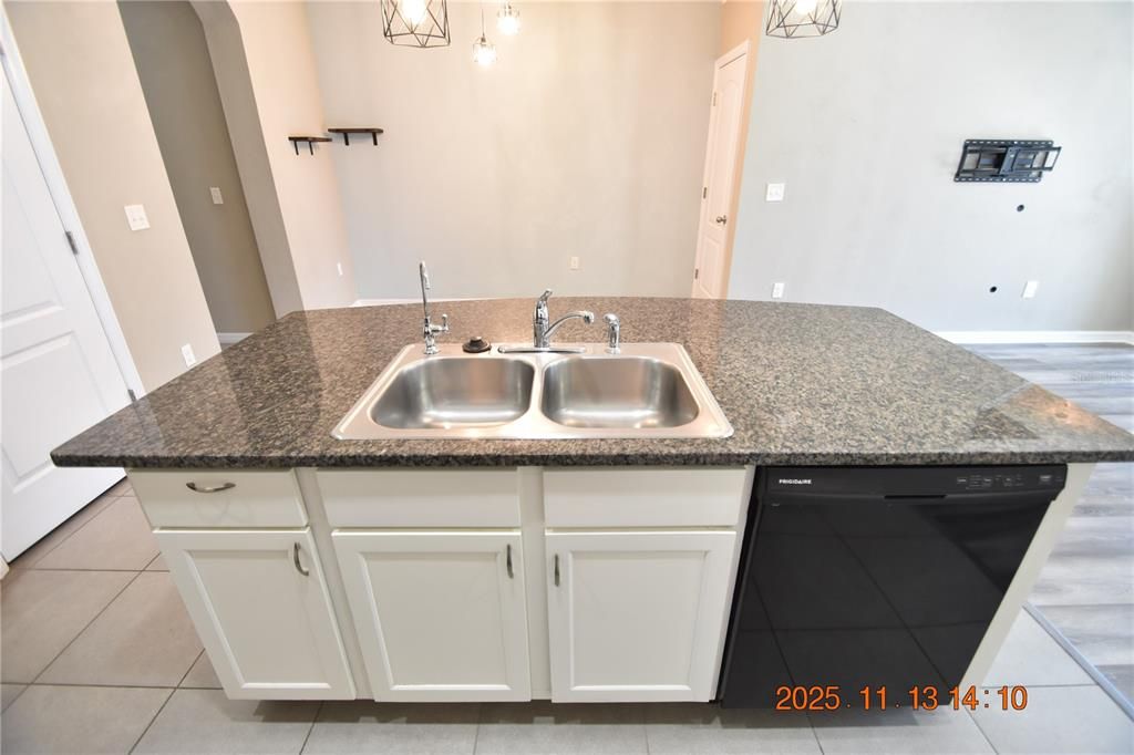 For Rent: $2,195 (3 beds, 2 baths, 1707 Square Feet)