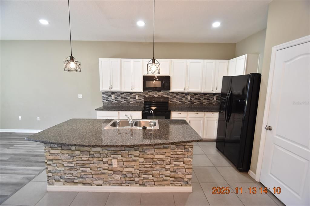 For Rent: $2,195 (3 beds, 2 baths, 1707 Square Feet)