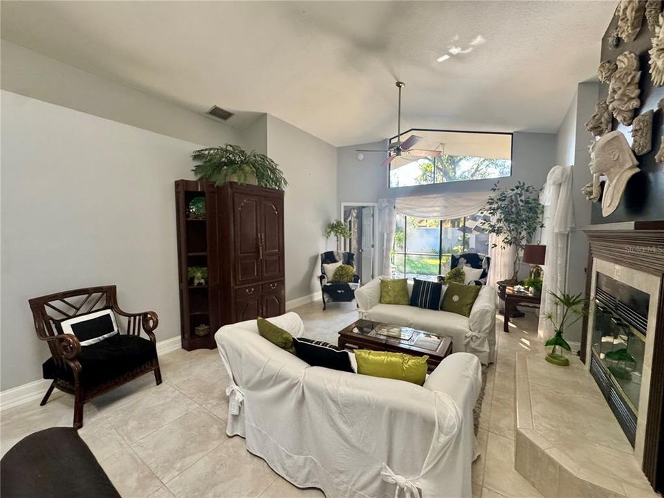 待售: $334,900 (2 贝兹, 2 浴室, 1333 平方英尺)