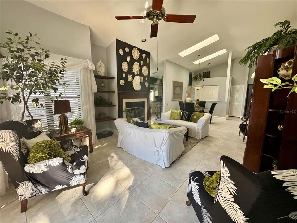 待售: $334,900 (2 贝兹, 2 浴室, 1333 平方英尺)