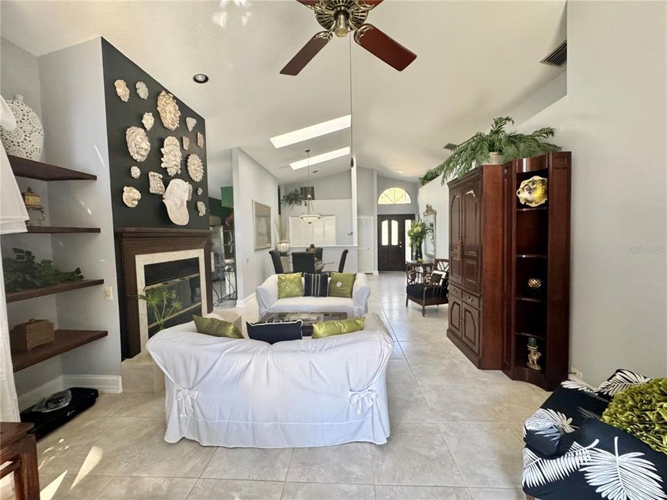 待售: $334,900 (2 贝兹, 2 浴室, 1333 平方英尺)