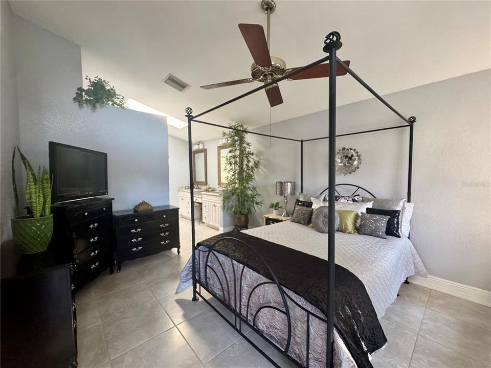 待售: $334,900 (2 贝兹, 2 浴室, 1333 平方英尺)