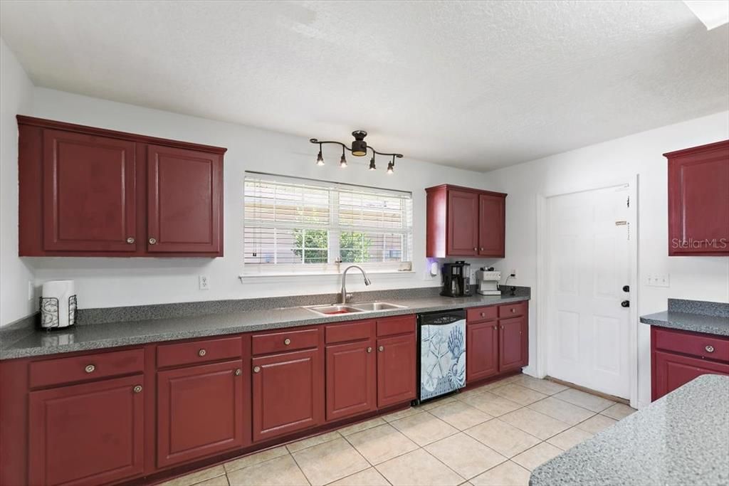 待售: $400,000 (4 贝兹, 3 浴室, 2976 平方英尺)