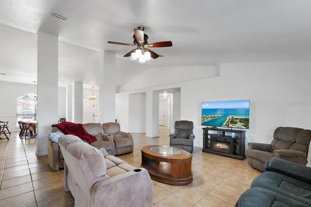 待售: $400,000 (4 贝兹, 3 浴室, 2976 平方英尺)