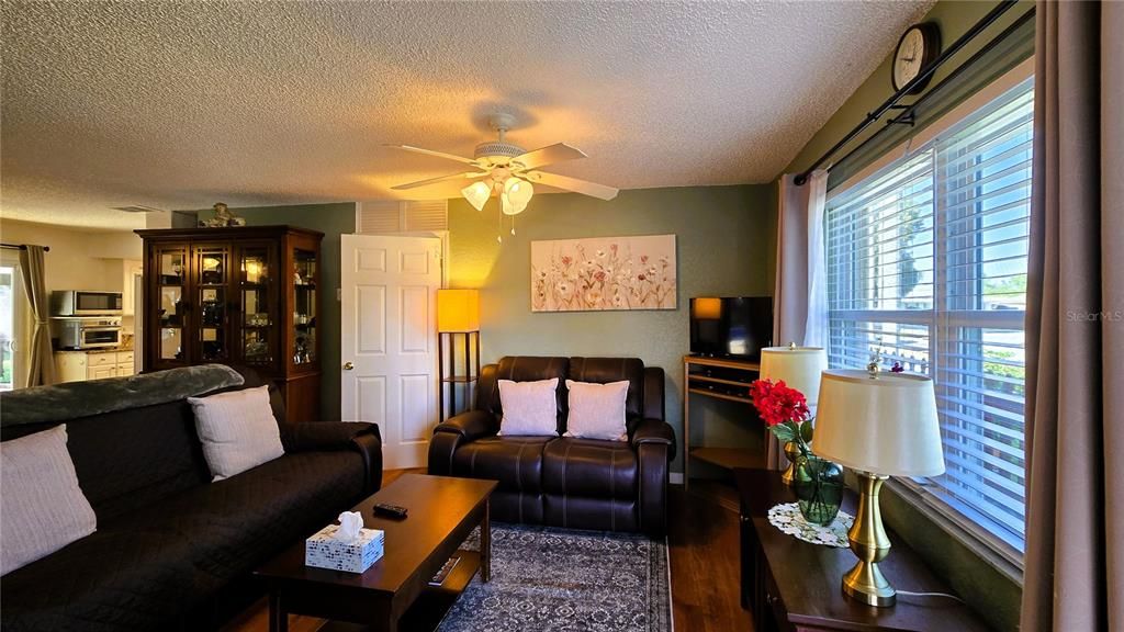 待售: $399,900 (2 贝兹, 2 浴室, 1397 平方英尺)