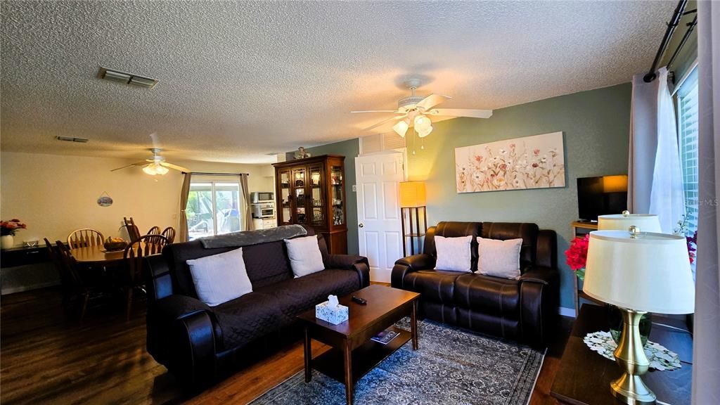 待售: $399,900 (2 贝兹, 2 浴室, 1397 平方英尺)