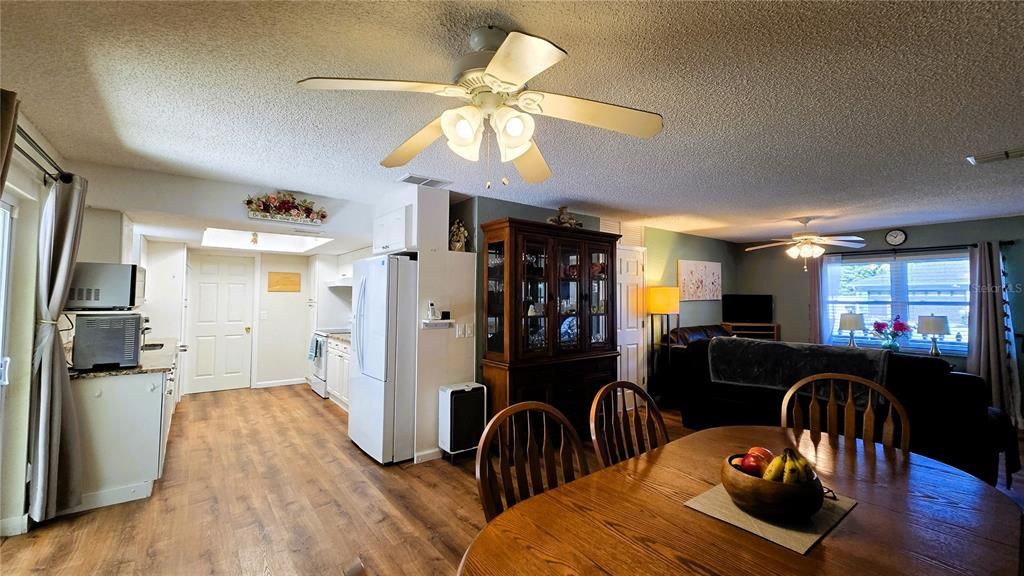 待售: $399,900 (2 贝兹, 2 浴室, 1397 平方英尺)