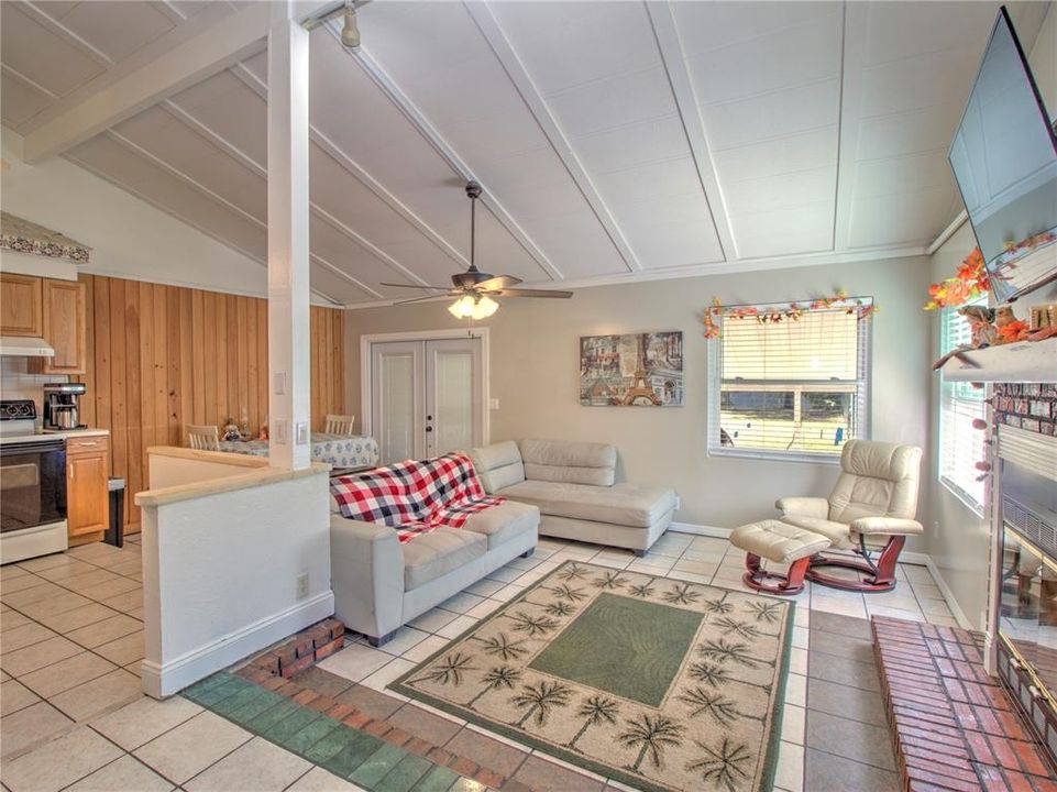 На продажу: $219,999 (3 спален, 2 ванн, 1321 Квадратных фут)